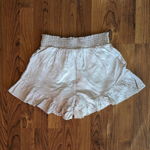 NWOT la miel Ruffle Bottom Shorts in Oatmeal, Size Small - Picture 5 of 8